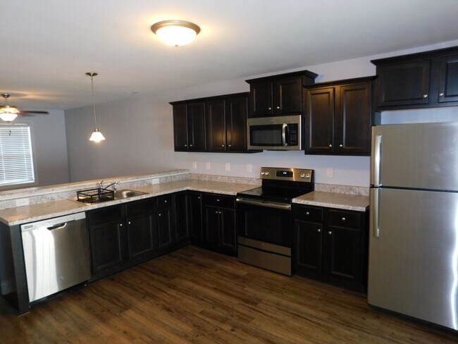 Building Photo - Like New Townhome!
