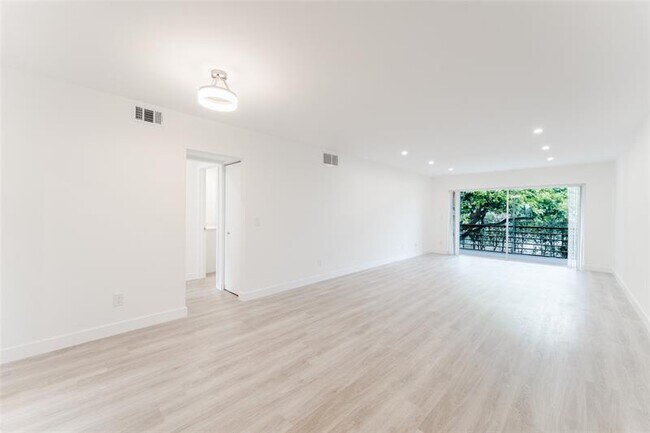 Building Photo - 400 Waterway Dr S