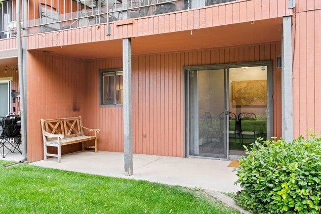 Building Photo - 2 Bedroom, 1 Bathroom Apartment, trash, water, and hot water heat included in rent.