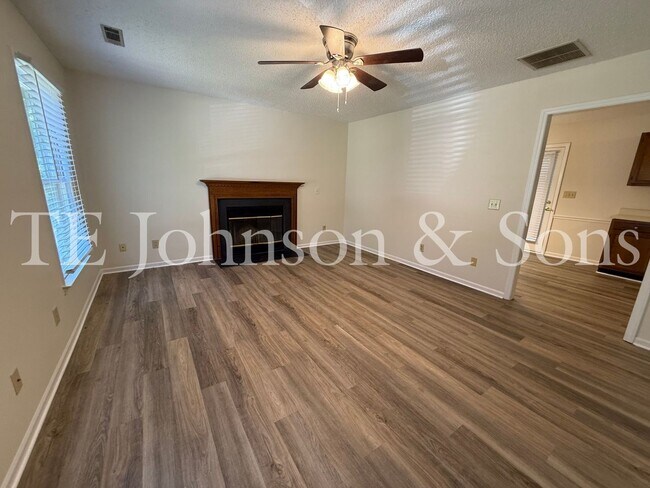 Building Photo - Charming 3-Bedroom Home with Spacious Yard...