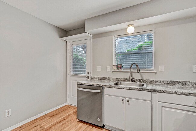 Building Photo - 2 Bed 1.5 bath Condo - Close to UNC!  Beautifully Renovated! $500 off first month's rent!
