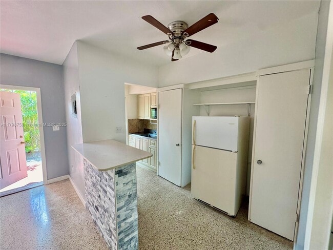 Building Photo - 140 SW 30th Ct