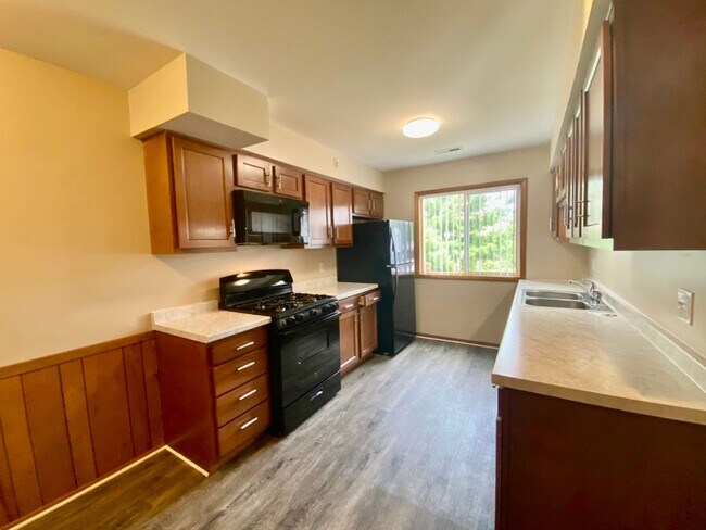 Building Photo - Cozy 2 Bedroom, 1 Bath Apartment with Balcony - Welcome Home!