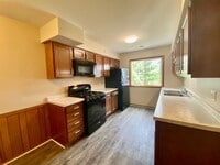 Building Photo - Cozy 2 Bedroom, 1 Bath Apartment with Balc...