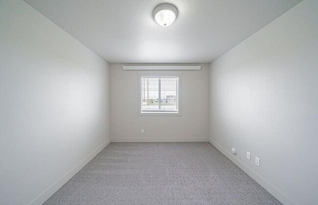 Building Photo - 6175 N Silver Fox Rd