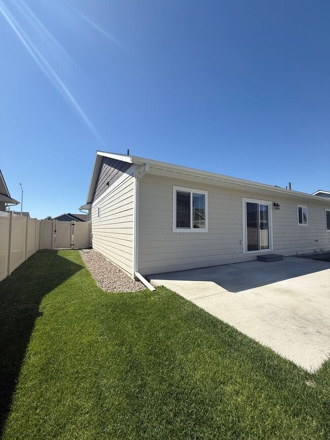 Building Photo - 3 Bedroom, 2 Bathroom Single Family Home!
