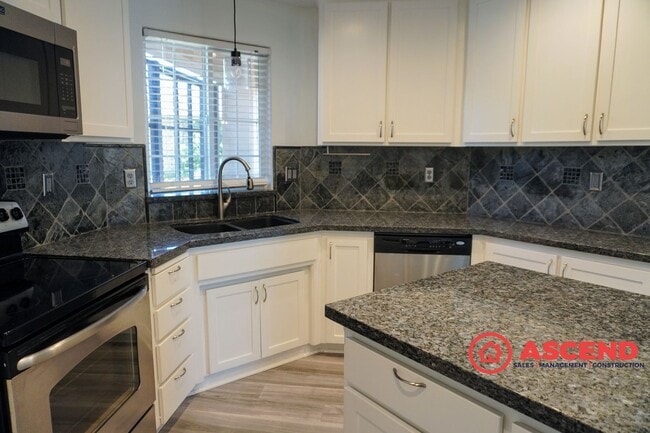 Building Photo - Gorgeous home located in the Northeast!