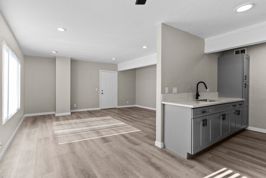 Building Photo - 8101 Larson Ave