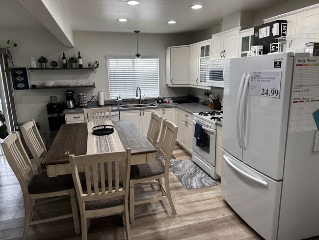 Building Photo - 24732 Cordova Dr