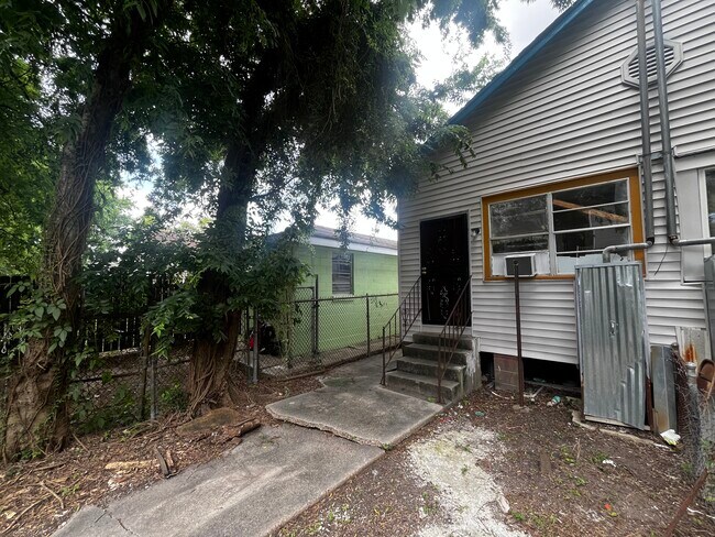 Building Photo - 2331 Saint Anthony St