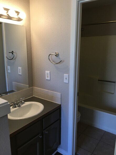Building Photo - 1714 CINNAMON PATH