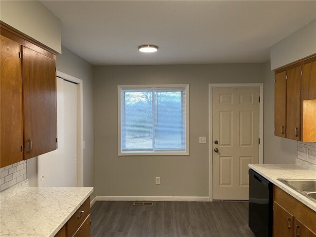 Building Photo - 14901 Dutchmans Dr