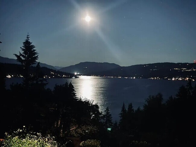 Building Photo - Elegant 4 bed home with Lake Sammamish Vie...