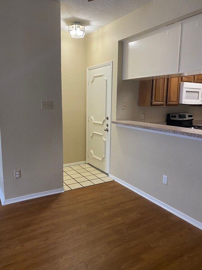 Building Photo - K242 - Croix #219