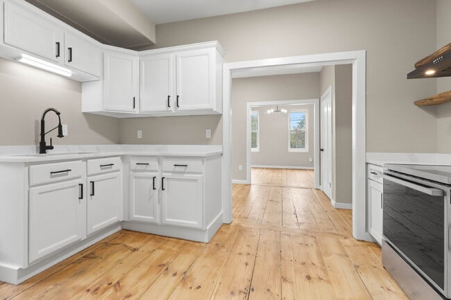 Building Photo - Tour 6/4/25 4-5pm Beautiful 1 Bedroom Apar...