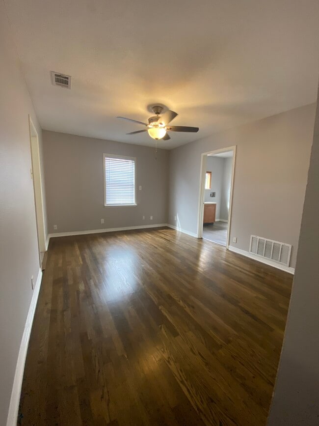 Building Photo - 3803 Poinsettia Dr