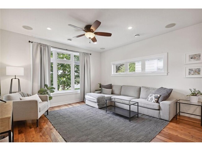 Building Photo - 1086 11th Ave SE