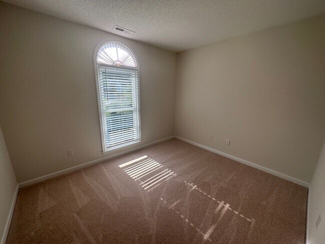 Building Photo - 633 N Hampton Rd