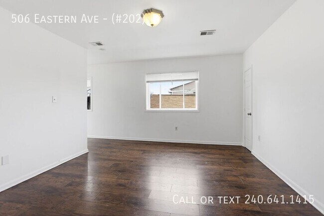 Building Photo - 506 Eastern Ave NE