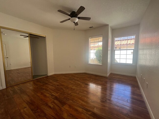 Building Photo - Lake front 3 bed 2 bth home in Helendale!
