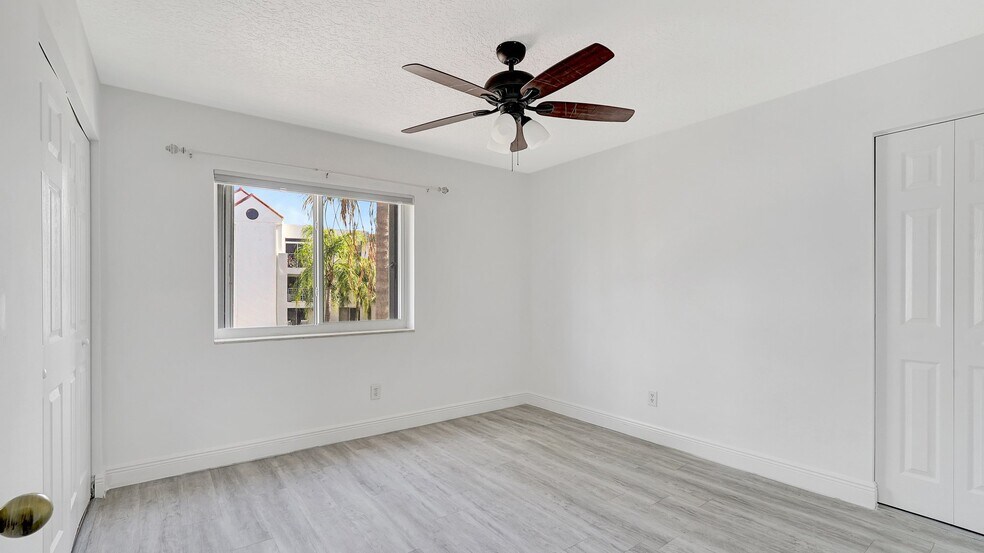 Building Photo - 1044 SE 6th Ct