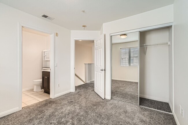 Building Photo - Stylish 2Bd + Den/Office - Townhome in Pri...