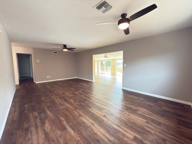 Building Photo - 8151 Beaver Lake Dr