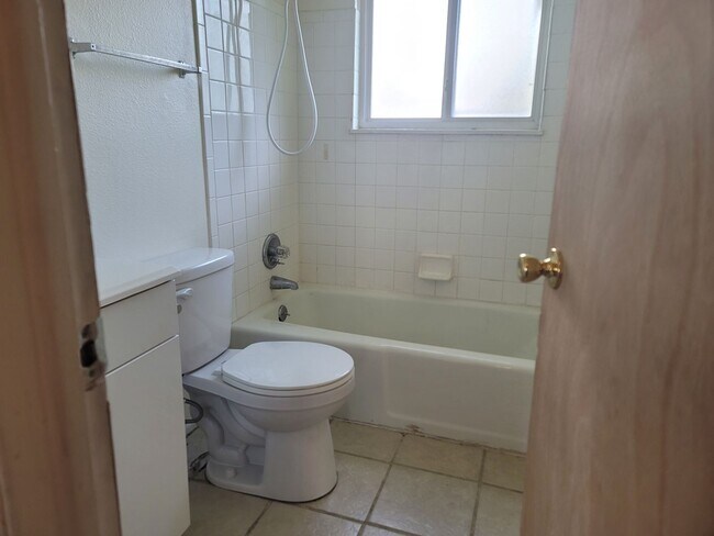 Building Photo - 2870 Montebello Dr W