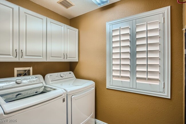 Building Photo - 591 Fox Chase St