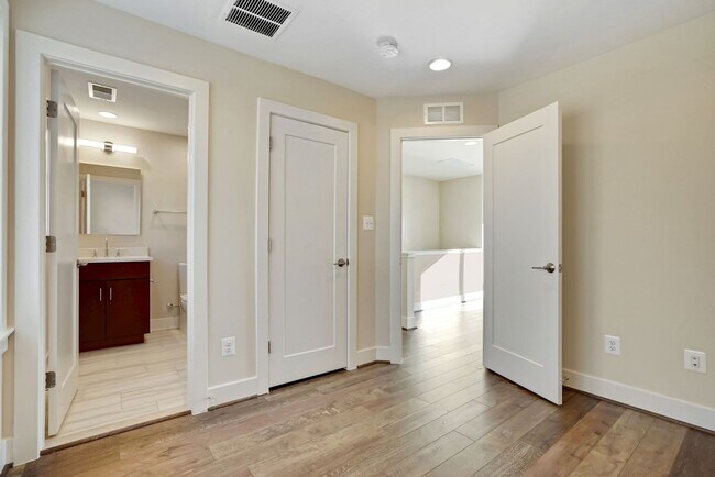Building Photo - 3 Bed 3.5 Bath - Bethesda Montgomery Row Townhouse - Move in Ready