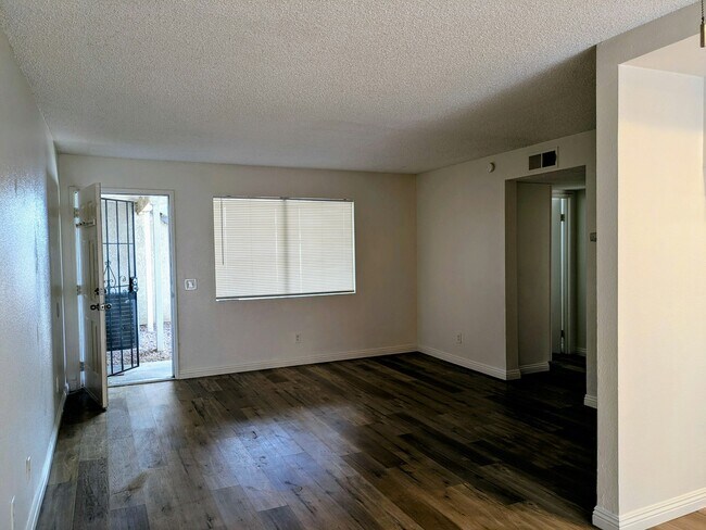 Building Photo - 955 W Devonshire Ave
