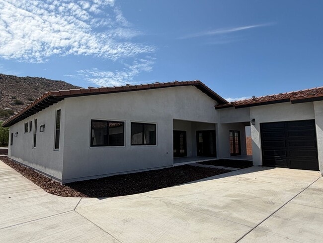 Building Photo - 4465 Gilchrist Dr