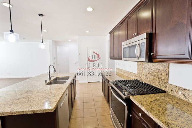 Building Photo - Stunning 4-bedroom, 3-bathroom home
