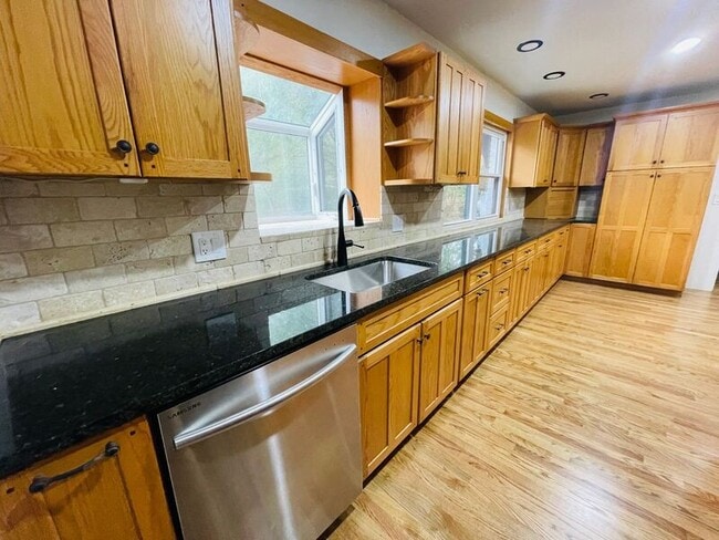 Building Photo - 2010 W 95th St