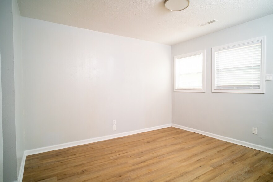 Building Photo - 3825 Crane Dr NE