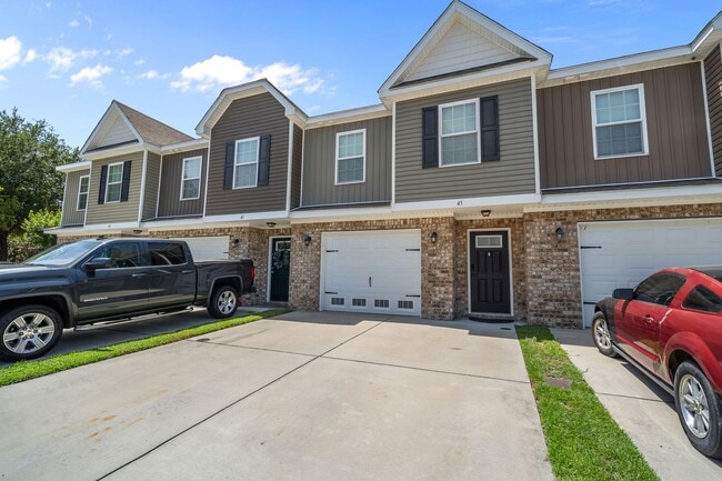 Building Photo - 3 Bedroom Townhome Across from Richmond Hill Golf Club