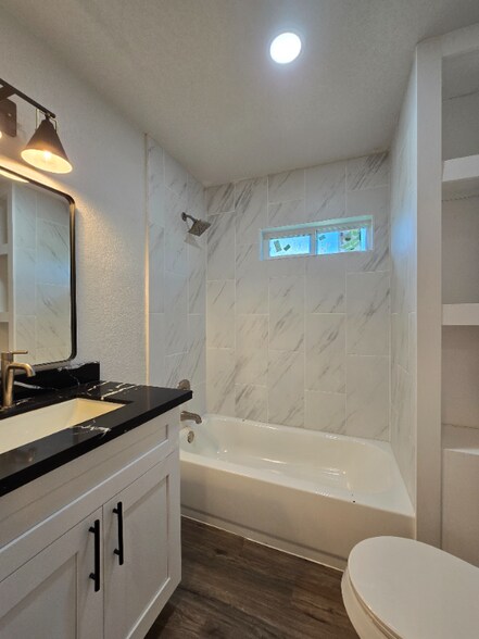 Building Photo - 607 E 12th St