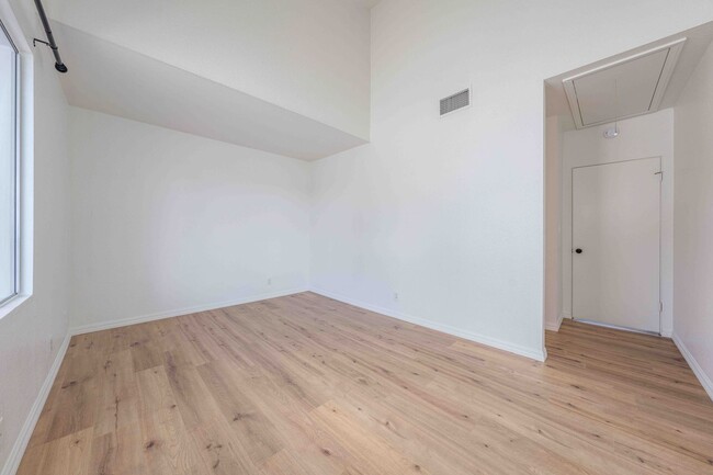 Building Photo - SPACIOUS 2 Bed Condo in Garden Grove