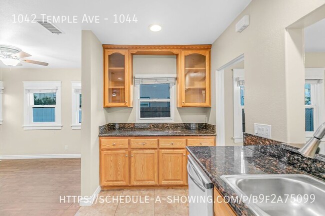 Building Photo - Beautiful newly remodeled 2 Bed + 2 Bath H...