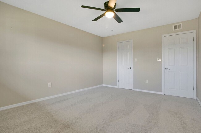 Building Photo - 1ST MONTH RENT FREE 2 Bed 1 Bath 2nd Floor Unit With Balcony In Desirable Area Winter Park Sectio...