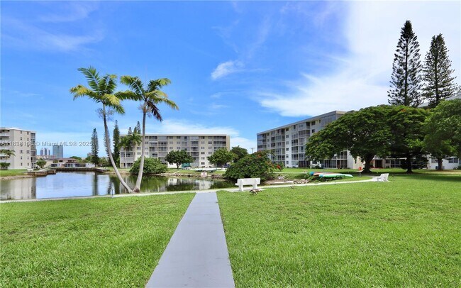Building Photo - 2851 Leonard Dr