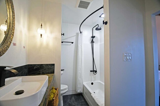 Building Photo - 117 Kenneth St