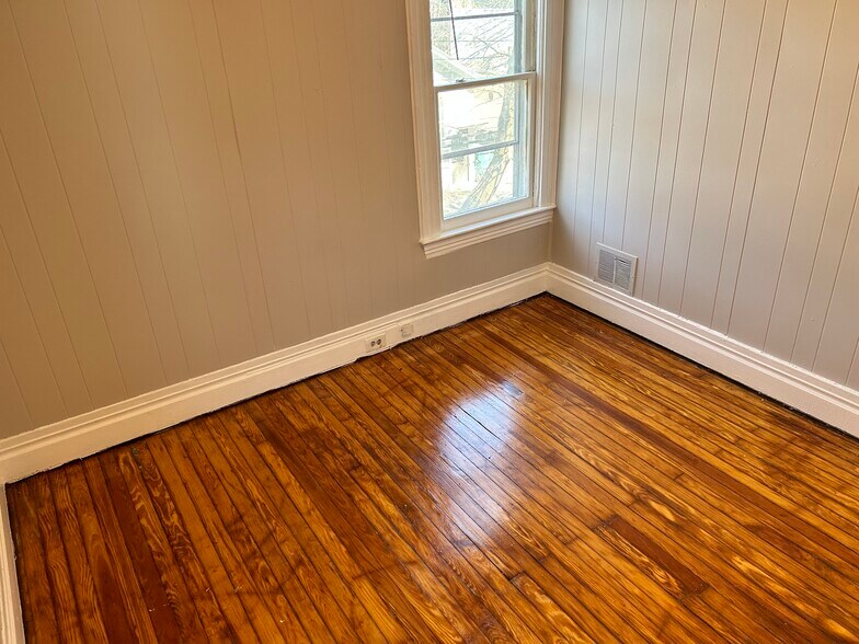 Building Photo - 16 Goebel Place