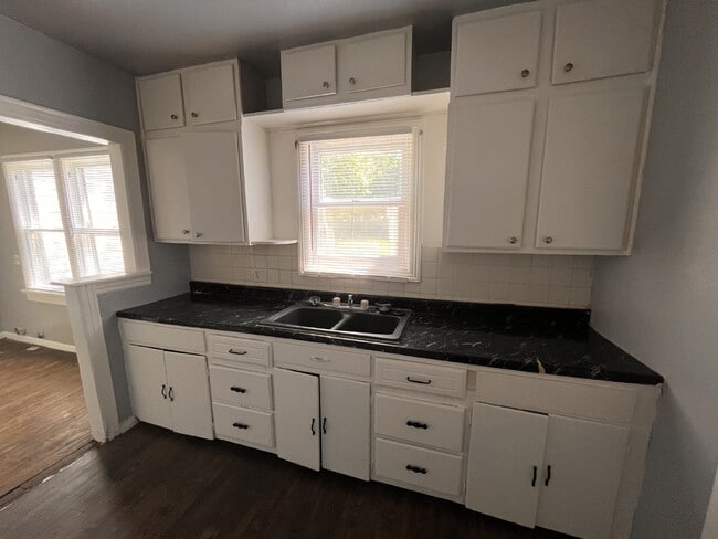 Building Photo - Move-In Ready 2B/1B in SW OKC