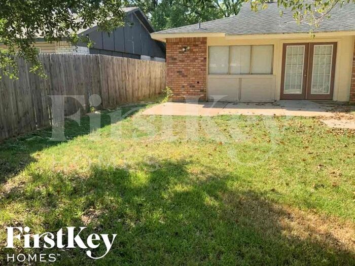 Building Photo - 3317 Kenwood Dr