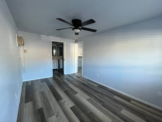Building Photo - Great Downtown Location
