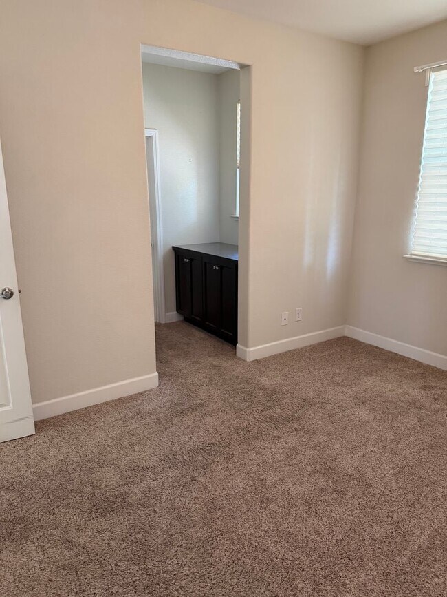 Building Photo - 4668 Lue Ln