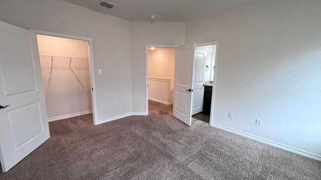 Building Photo - Gorgeous 3-Bed Townhome with Private Yard ...