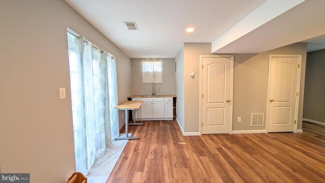 Building Photo - 6721 Sycamore Park Dr