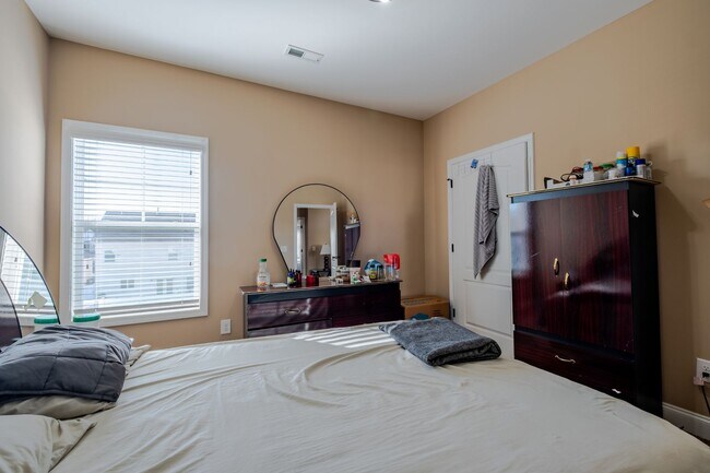 Building Photo - 5773 Highland Grove Dr